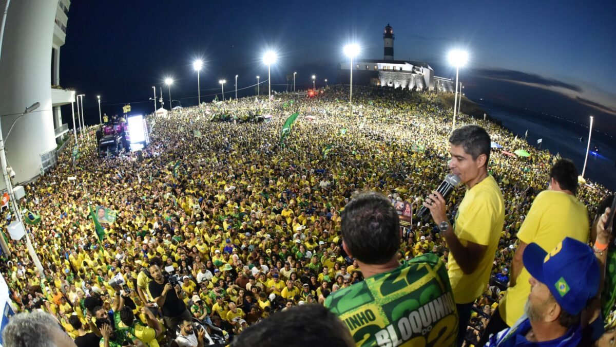 Na Barra, ACM Neto pede que Flávio Bolsonaro cuide da Bahia e candidato promete construir Ponte Salvador-Itaparica