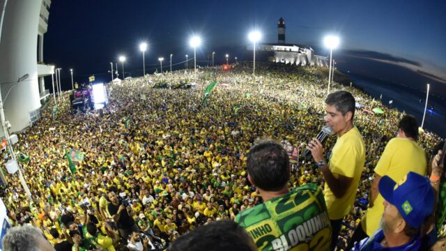 Na Barra, ACM Neto pede que Flávio Bolsonaro cuide da Bahia e candidato promete construir Ponte Salvador-Itaparica