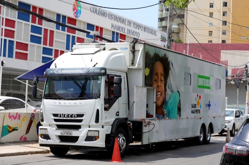 Odontomóvel oferece atendimento odontológico gratuito a estudantes da rede estadual no Rio Vermelho