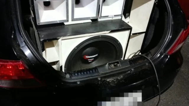 OPERAÇÃO PAREDÃO: PM apreende carro com som irregular e moto no Alto do Peru, em Salvador
