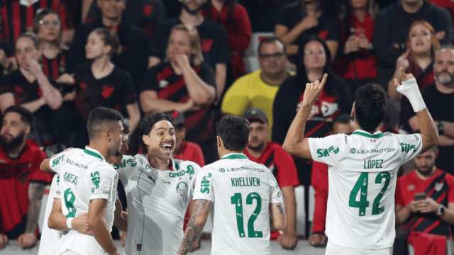 Palmeiras supera expulsão, vence o Athletico-PR por 2 a 0 e assume a liderança do Brasileirão