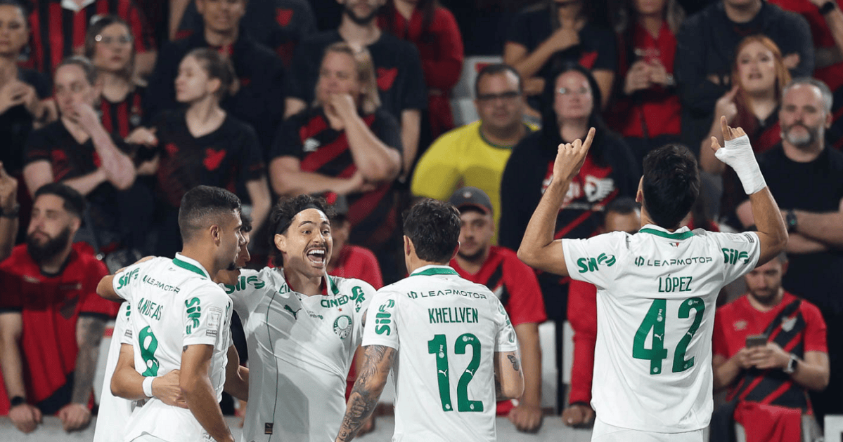 Palmeiras supera expulsão, vence o Athletico-PR por 2 a 0 e assume a liderança do Brasileirão