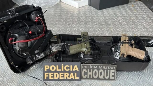 PF apreende pistolas escondidas em caixas de som no Paraná com destino a comunidades do Rio de Janeiro