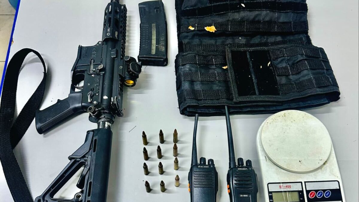 PM apreende fuzil e munições após troca de tiros com grupo suspeito em área de mata em Itabela