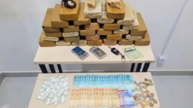 PM prende suspeito de tráfico e apreende drogas, dinheiro e balanças de precisão em Vitória da Conquista