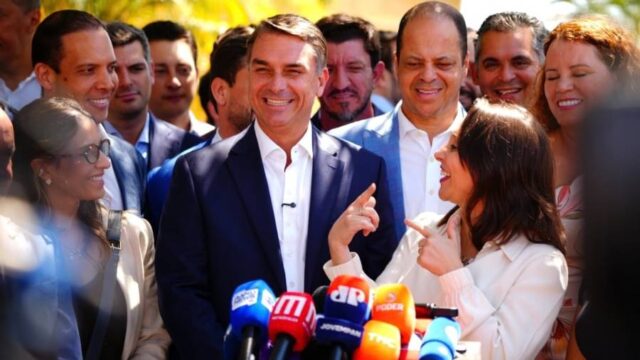 Podemos oficializa apoio a Flávio Bolsonaro no 2º turno e vira o quinto partido a aderir