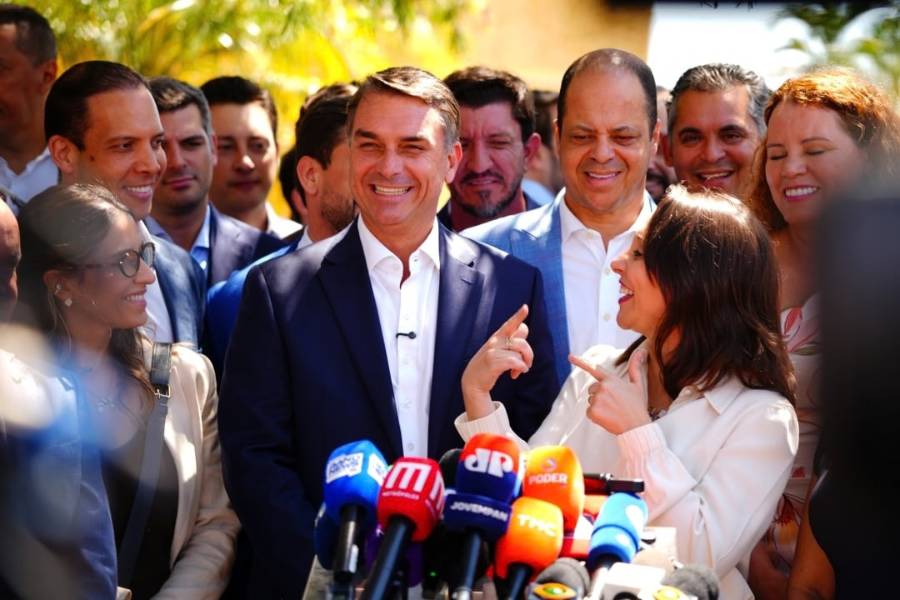 Podemos oficializa apoio a Flávio Bolsonaro no 2º turno e vira o quinto partido a aderir