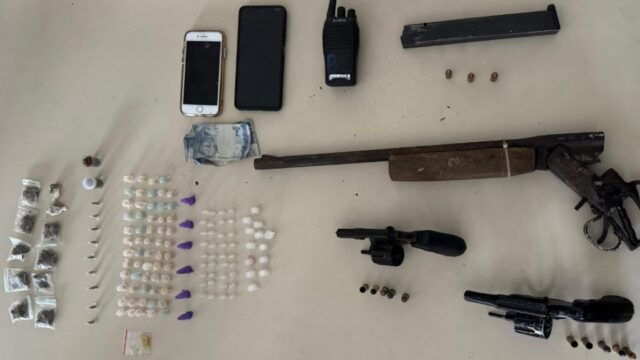 Polícia apreende armas e drogas em Areia Branca, Lauro de Freitas, e dois suspeitos de facção são baleados