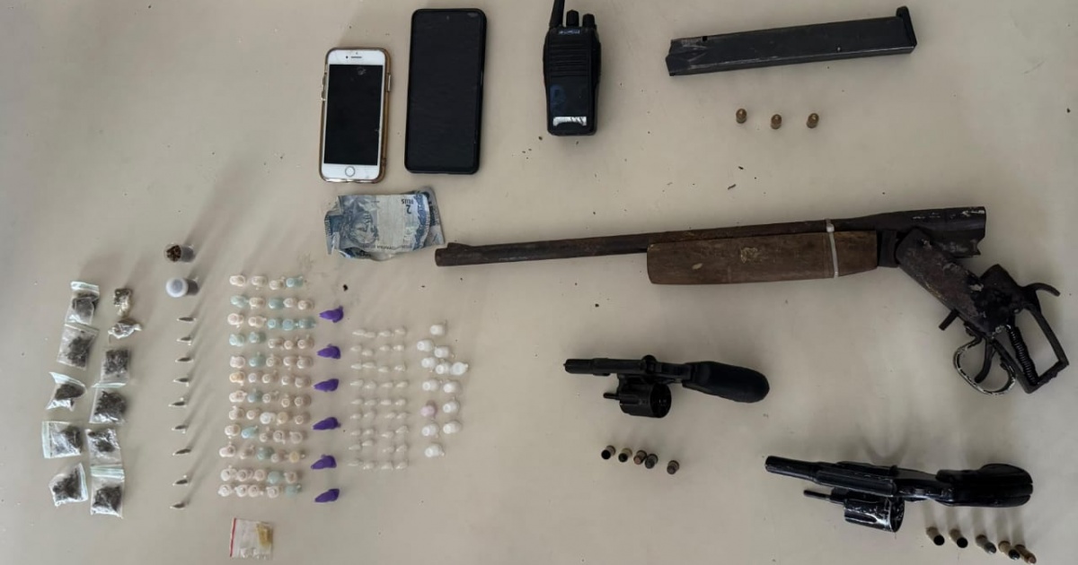 Polícia apreende armas e drogas em Areia Branca, Lauro de Freitas, e dois suspeitos de facção são baleados
