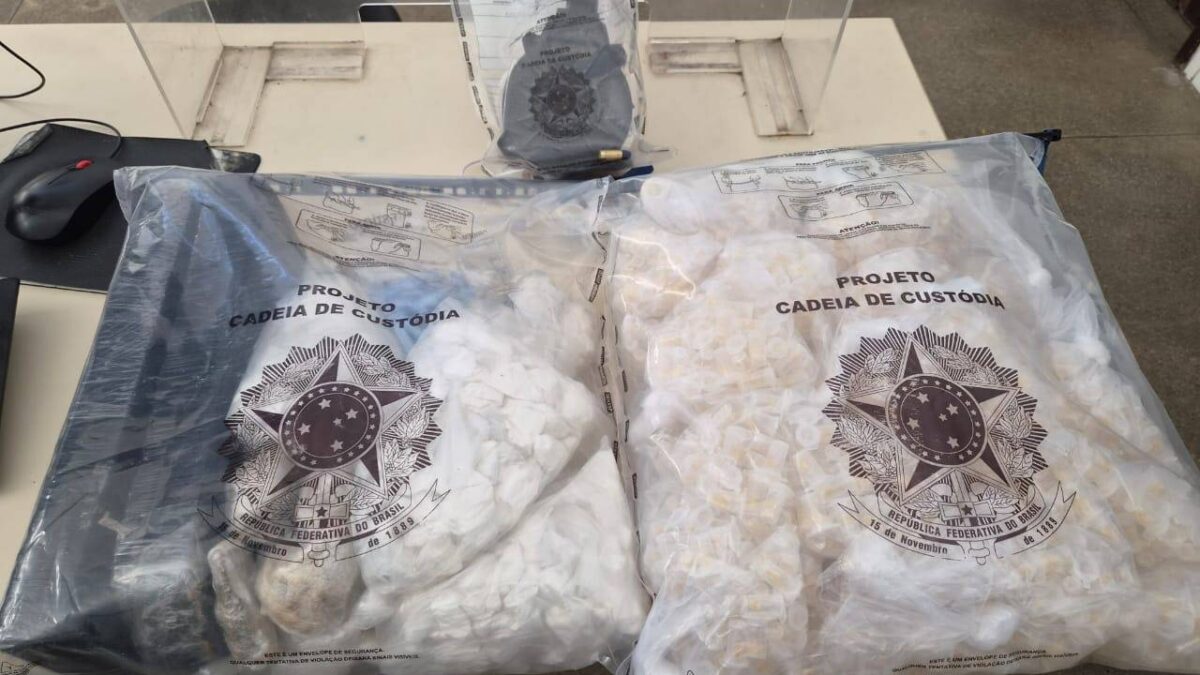 Polícia Militar apreende mais de 3 kg de drogas e munições em área de mata em Candeias