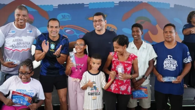 Prefeitura de Salvador entrega kits de natação a alunos e inicia novo ciclo da Arena Aquática, na Pituba