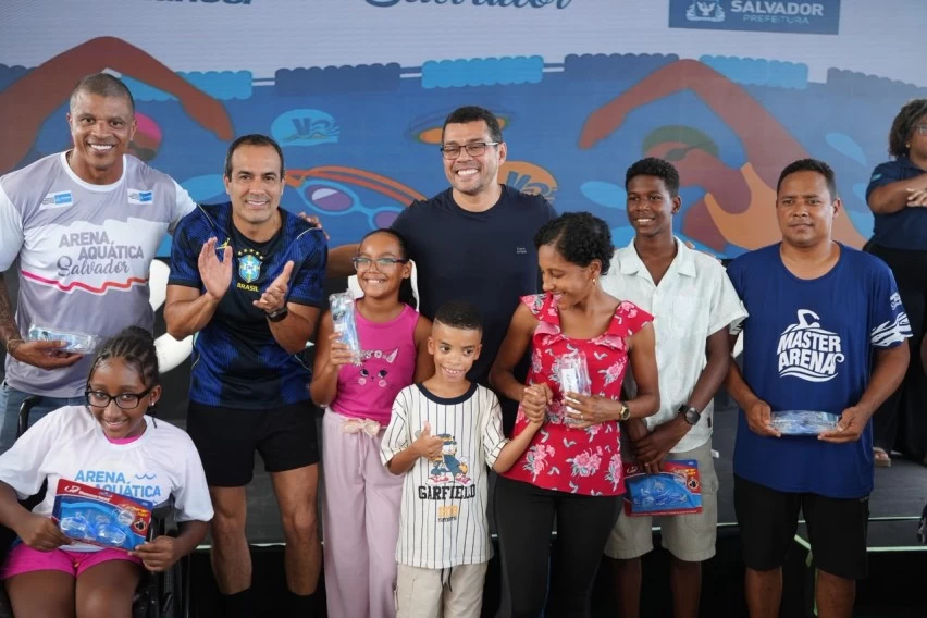 Prefeitura de Salvador entrega kits de natação a alunos e inicia novo ciclo da Arena Aquática, na Pituba