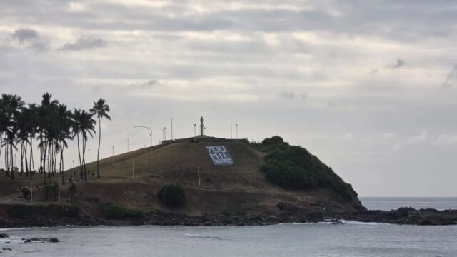 PROTESTO: faixa com a frase “700 mil mortos” é estendida no Morro do Cristo antes de comício de Flávio Bolsonaro
