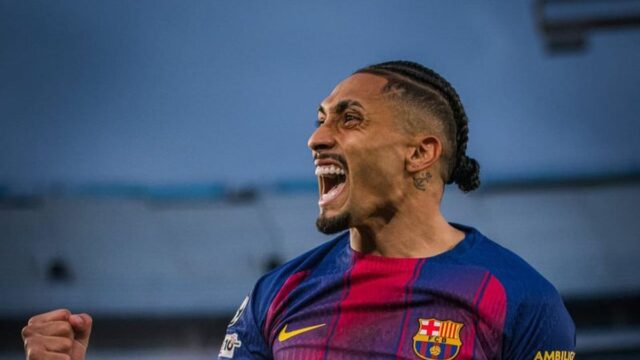 Raphinha treina sem dores no Barcelona e deve voltar contra o PSG na Champions