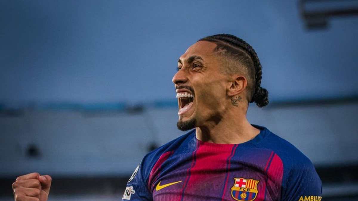 Raphinha treina sem dores no Barcelona e deve voltar contra o PSG na Champions