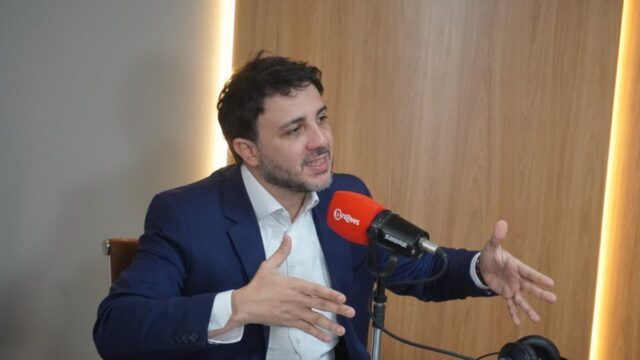 Renan Santos compara caso Vorcaro ao escândalo Epstein e fala em “vista grossa” para aliados