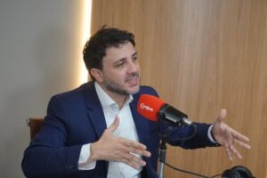 Renan Santos defende terceira via e diz que país precisa “quebrar o dualismo” entre petismo e bolsonarismo