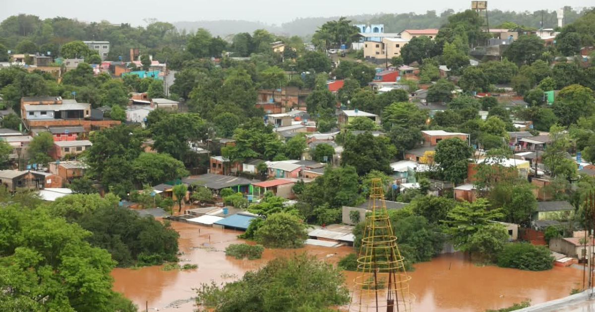 Rio Paraná sobe mais de 4 metros em um dia e Itaipu alerta para impacto em residências no lado brasileiro