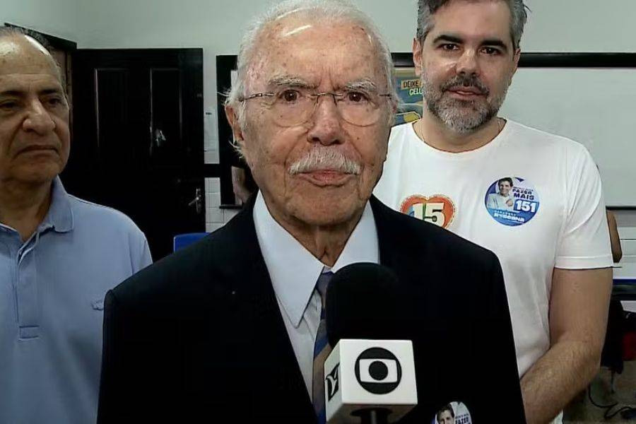 Sarney vota em São Luís e diz estar "comovido" com a festa democrática no Maranhão