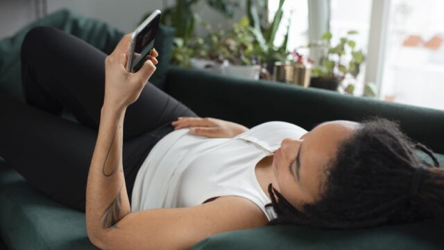 SAÚDE: uso prolongado do celular com braço dobrado pode comprimir nervo e causar lesões, alerta ortopedista
