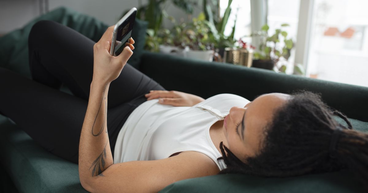 SAÚDE: uso prolongado do celular com braço dobrado pode comprimir nervo e causar lesões, alerta ortopedista