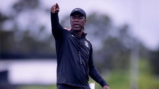 Seedorf não estreia no banco do Corinthians contra o Vitória por falha na inscrição na CBF