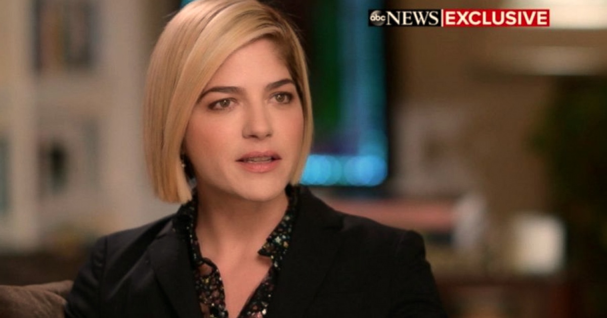 Selma Blair é presa após agredir comissários durante voo de Los Angeles para Nova York