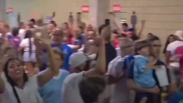 Torcedores do Bahia cantam em apoio a Lula após vitória na Fonte Nova e parte do público vaia