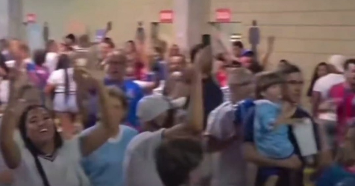Torcedores do Bahia cantam em apoio a Lula após vitória na Fonte Nova e parte do público vaia