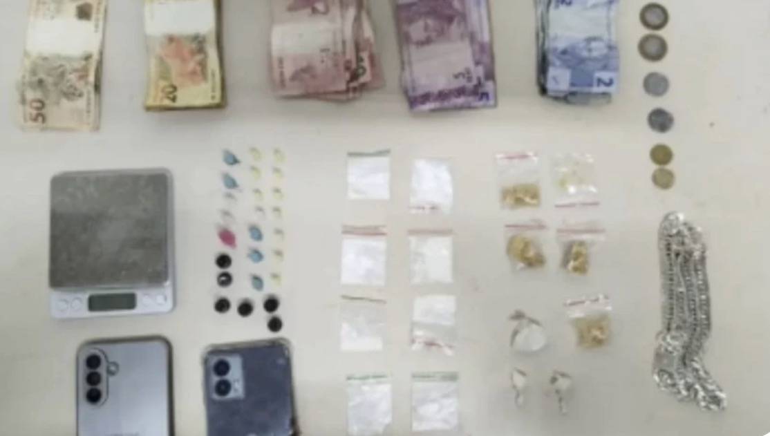 TRÁFICO: Suspeito é preso com cocaína, crack e dinheiro em ação da PM no Conjunto Nulce Pereira, em Alagoinhas