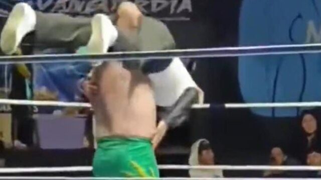 TRAGÉDIA: Árbitro de 75 anos morre após golpe proibido aplicado por lutador em evento de luta livre no México