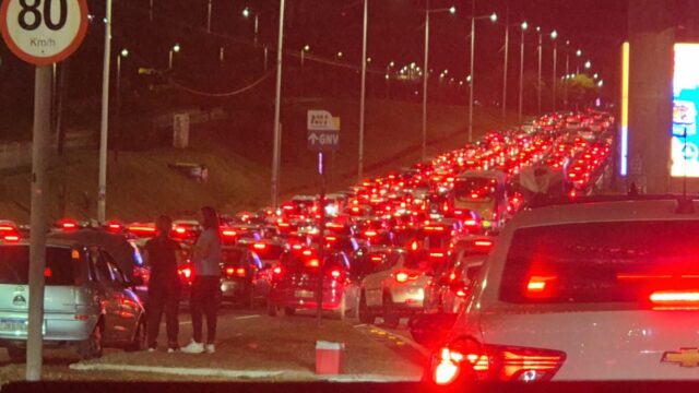TRÂNSITO: Motoristas enfrentam longo congestionamento na Avenida Paralela, em Salvador, na noite desta quarta
