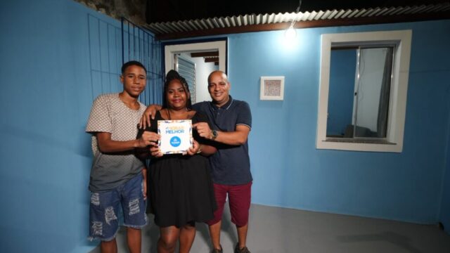 Prefeitura de Salvador entrega 100 casas reformadas e arena de grama sintética no Arraial do Retiro