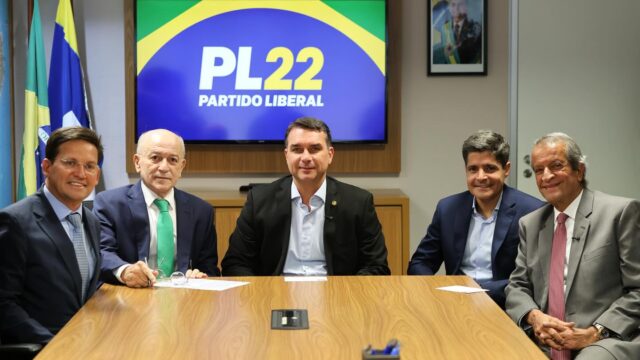 ACM Neto declara apoio a Flávio Bolsonaro e articula ato político em Salvador