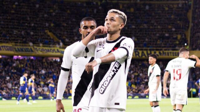 Vasco vence o Boca Juniors na Bombonera, mesmo com um a menos, e fica perto da final da Sul-Americana
