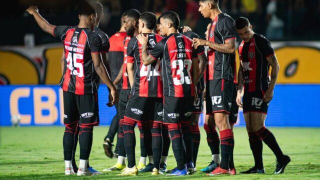 Vitória goleia a Chapecoense por 4 a 0 e se afasta da zona de rebaixamento no Brasileirão