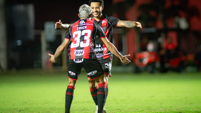 Vitória goleia a Chapecoense por 4 a 0 no Barradão com dois gols de Erick e dois de Matheuzinho