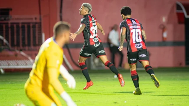 Vitória goleia a Chapecoense por 4 a 0 no Barradão e ganha fôlego no Brasileirão