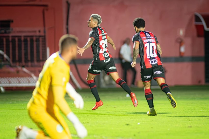 Vitória goleia a Chapecoense por 4 a 0 no Barradão e ganha fôlego no Brasileirão