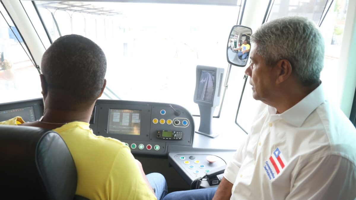 VLT: Jerônimo conduz trem ao lado de maquinista e reforça promessa de levar o modal até Paripe